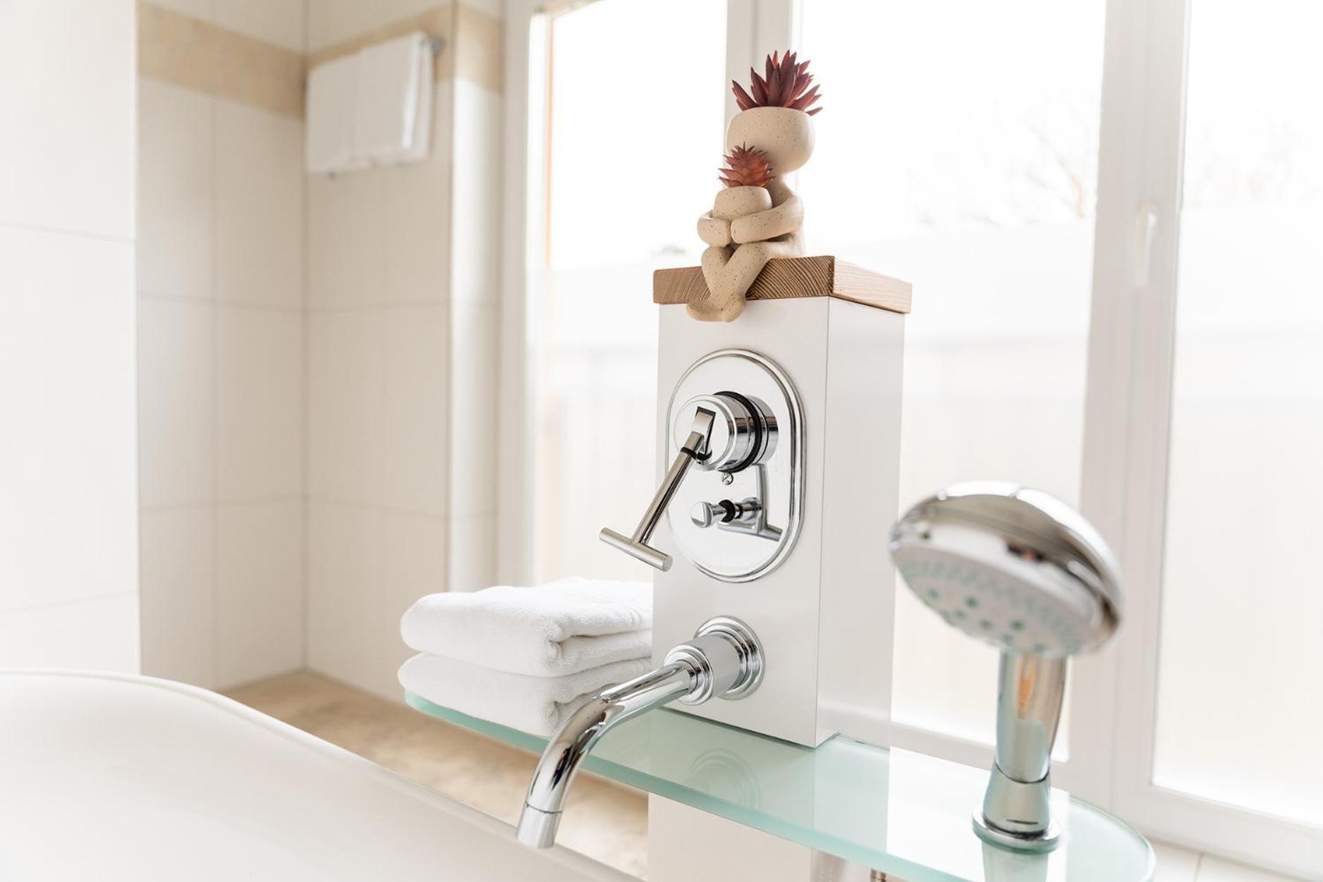 Hotel Vier Jahreszeiten An Der Therme & Kliniken Bad Krozingen Naehe Freiburg & Schwarzwald Ideal Fuer Wellness Kur & Business Ausfluege 24H Check In- Wlan & Parken Gratis 外观 照片